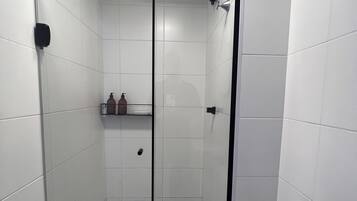 Chuveiro, secador de cabelo, toalhas de banho, sabonete