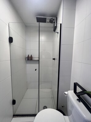 Dusj, hårføner, håndklær og såpe