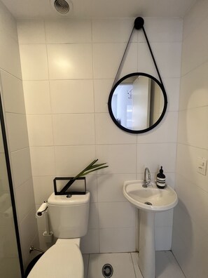Doccia, asciugacapelli, asciugamani, sapone