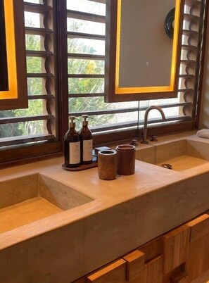 シャワー、ヘアドライヤー、タオル、石鹸