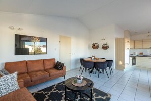 TV, DVD player, books - Amicitia (Lemmer)