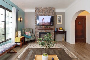 Smart TV - Eclectic Space near Disneyland (Santa Ana)