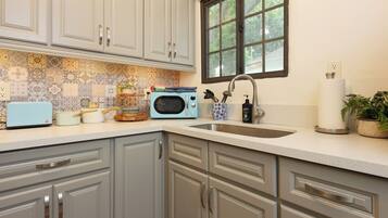 Microwave, oven, stovetop, coffee/tea maker