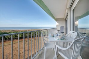 Outdoor dining - Apartment facing the sea for 4 in Saint Brévin L’Océan (Saint-Brevin-les-Pins)