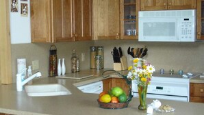 Private kitchen - Bluebird Inn - The Lake Home (Fish Haven)