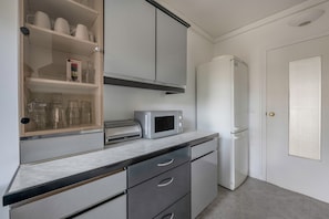 Køleskab, mikrobølgeovn, opvaskemaskine, kaffe-/temaskine