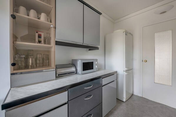 Fridge, microwave, dishwasher, coffee/tea maker