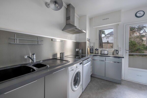 Køleskab, mikrobølgeovn, opvaskemaskine, kaffe-/temaskine