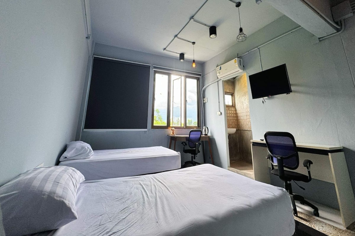 Familien-Studiosuite, Gemeinschaftsbad | Schreibtisch, kostenloses WLAN