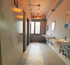 Bathroom - OYO 75465 Lucky Hoste (Bangkok)