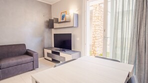Smart TV - Il Vento del Sud - One Bedroom Apartment, Sleeps 3 (Padenghe sul Garda)