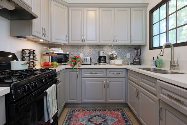 Microones, forn, placa de cuina i cafetera i tetera