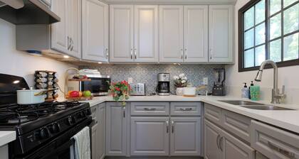 Trendy and Artsy Home 10 mins. drive to Disneyland