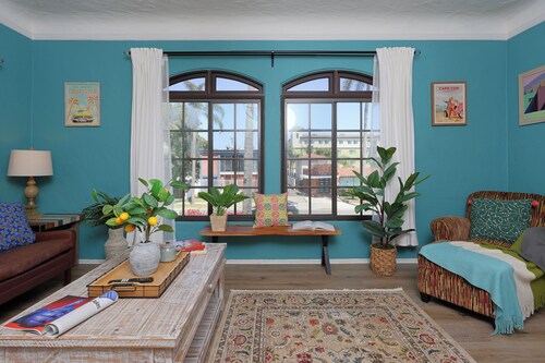 Trendy and Artsy Home 10 mins. drive to Disneyland