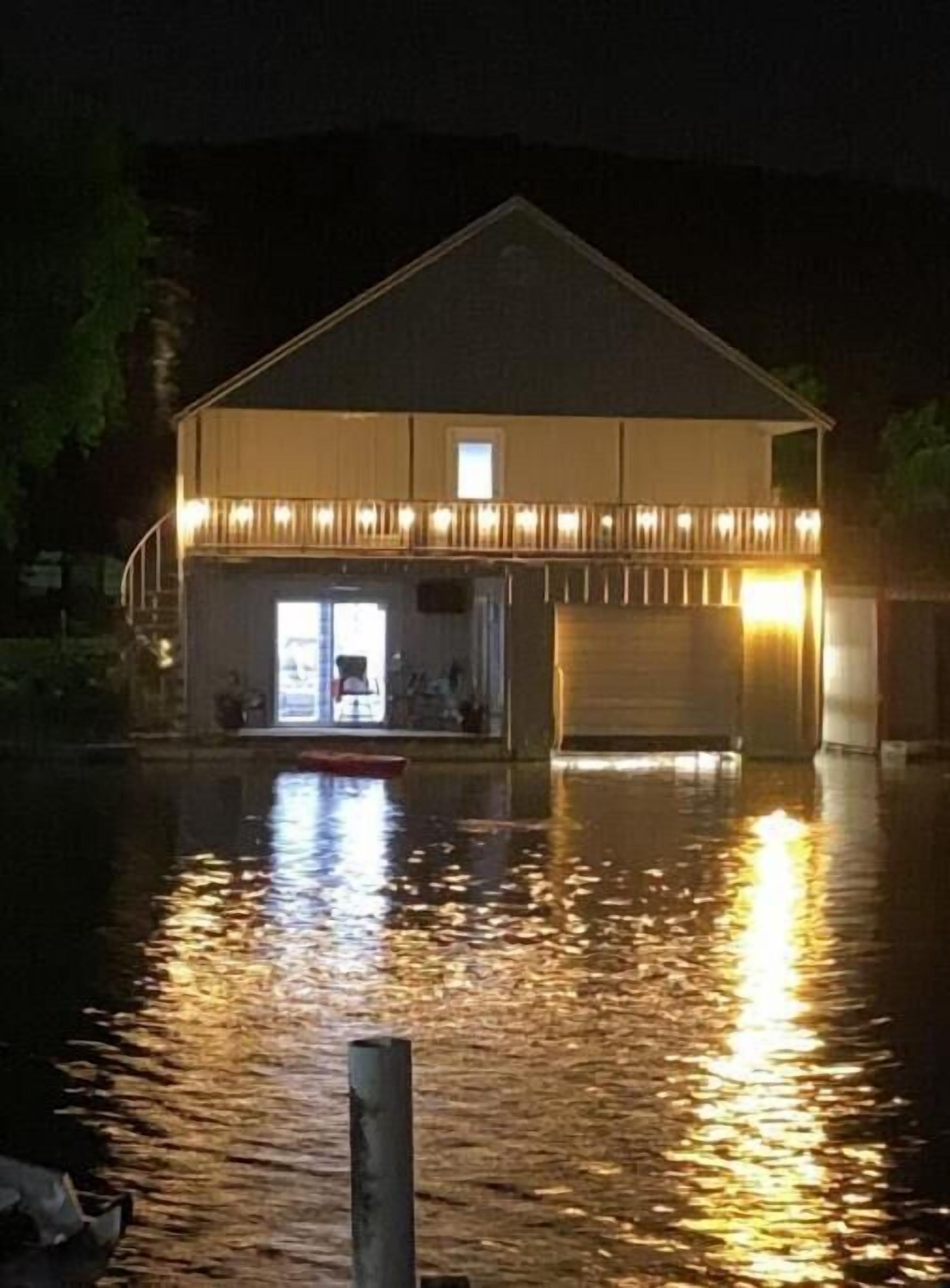 Cozy boathouse on Lake Lawtonka. Only 2 miles from beautiful Medicine Park!