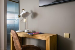 1 bedroom, desk