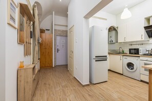 Departamento Confort | Cocina privada | Refrigerador con congelador, microondas, horno y parrilla de estufa