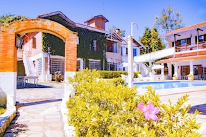 Una piscina al aire libre