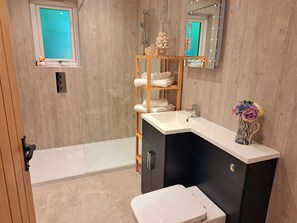 Douche, séchoir à cheveux, serviettes fournies, savon