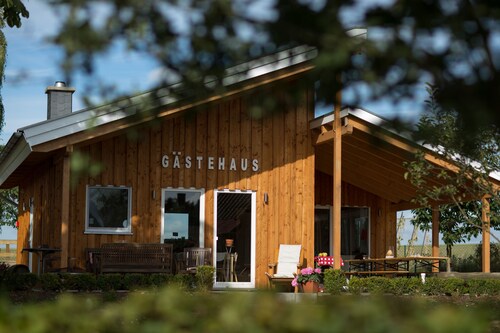 Schönes Holzhaus mit kleiner Wellnessoase in ländlicher Idylle