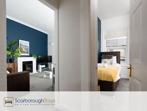 2 soverom, skrivebord, strykejern/-brett og wi-fi