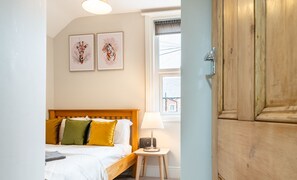 3 sovrum, skrivbord, strykjärn/strykbräda och resesäng