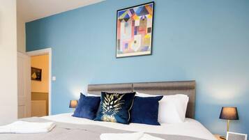 5 bedrooms, desk, iron/ironing board, WiFi