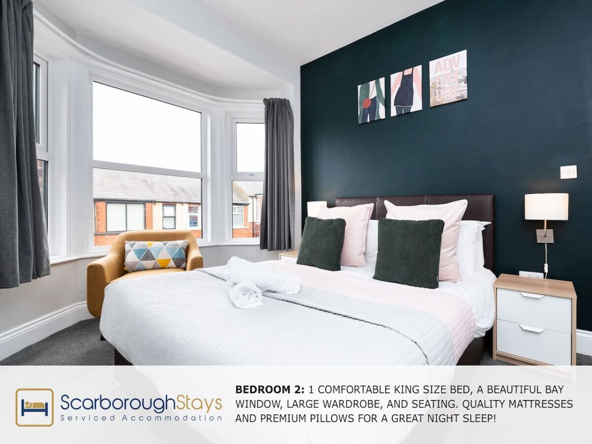 5 chambres, bureau, fer et planche à repasser, lit de bébé portatif