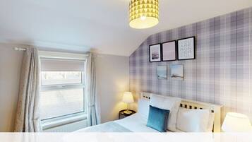 5 bedrooms, desk, travel crib, WiFi