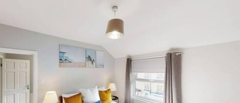 5 bedrooms, desk, travel cot, WiFi