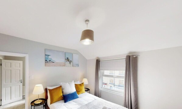 5 bedrooms, desk, travel cot, WiFi