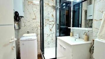 Bruser, hårtørrer, håndklæder, Sæbe