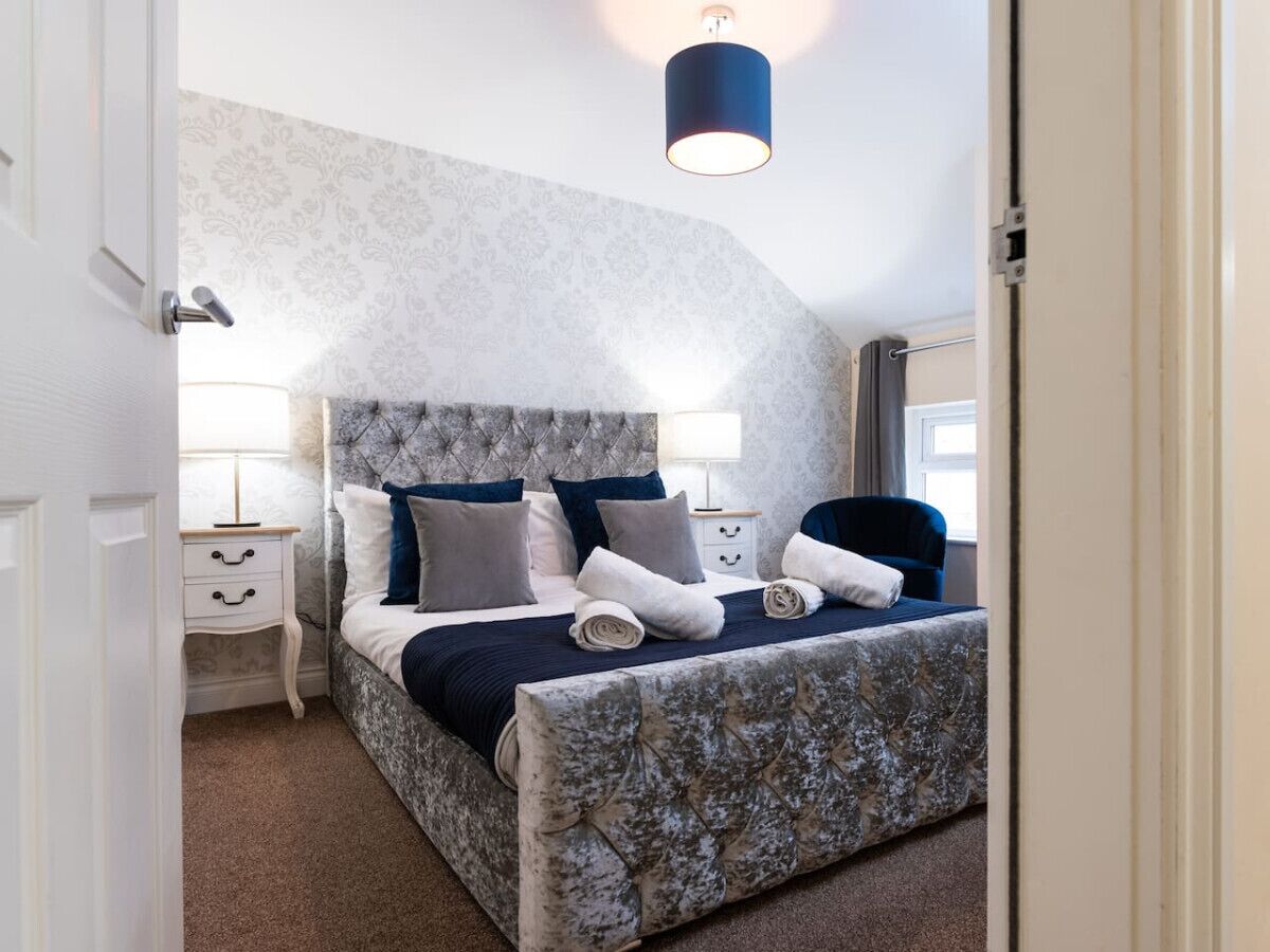 6 bedrooms, desk, iron/ironing board, travel cot