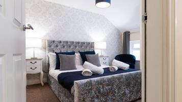 6 bedrooms, desk, iron/ironing board, travel cot