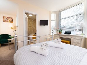 6 bedrooms, desk, iron/ironing board, travel crib