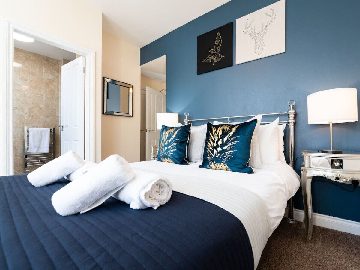 6 bedrooms, desk, iron/ironing board, travel cot