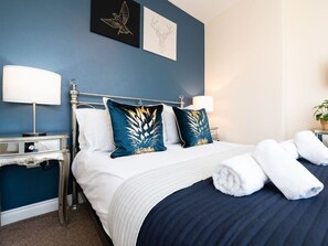 6 bedrooms, desk, iron/ironing board, travel cot