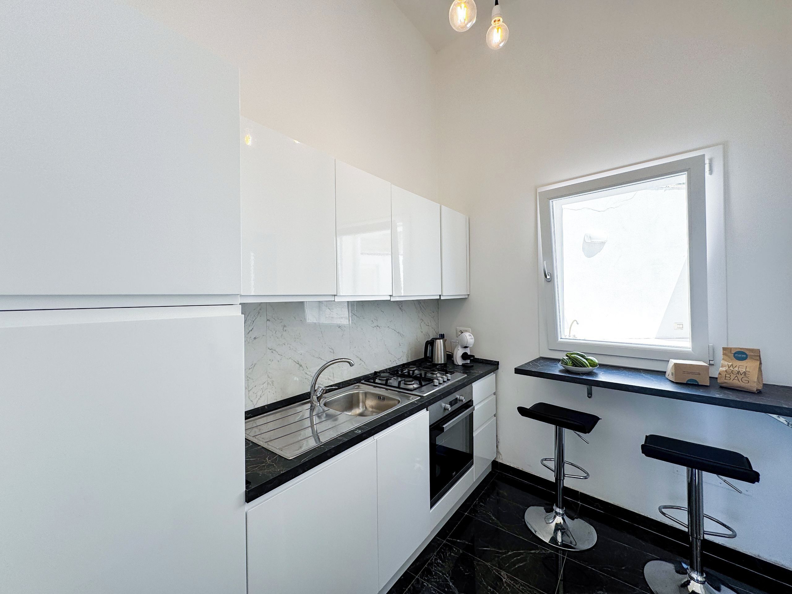 Kühlschrank, Ofen, Geschirrspüler, Wasserkocher mit Kaffee-/Teezubehör