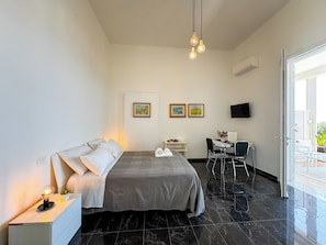 2 chambres, bureau, fer et planche à repasser, accès au Wi-Fi (inclus)