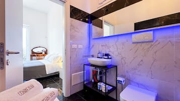 SĂšche-cheveux, serviettes fournies