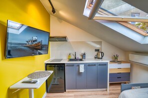 Refrigerador, parrilla de estufa, utensilios de cocina y condimentos 