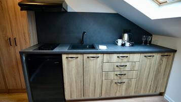 Jääkaappi, liesi, keittoastiat/astiat/ruokailuvälineet, mausteet