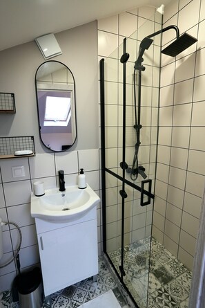 Een haardroger, handdoeken
