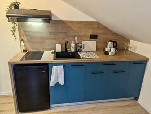 Kühlschrank, Herdplatte, Kochgeschirr/Geschirr/Besteck, Gewürze