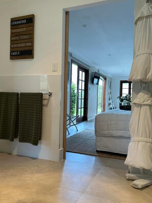 1 bedroom, bed sheets