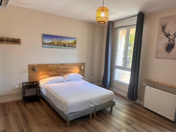 غرفة مزدوجة مريحة - بحمام خاص - منظر للمدينة | أغطية فراش متميزة ومكتب ومساحة عمل للكمبيوتر المحمول وواي فاي مجانًا