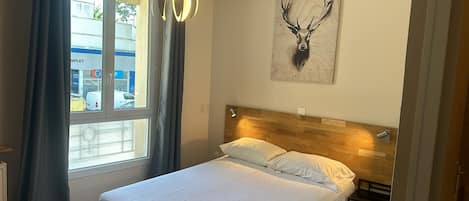 Comfort-dobbeltværelse - privat badeværelse - byudsigt | 18 soveværelser, premium-sengetøj, skrivebord