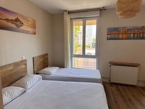 Comfort Triple Room | Premium bedding, desk, laptop workspace, free WiFi - hotel in paris (Aubervilliers)