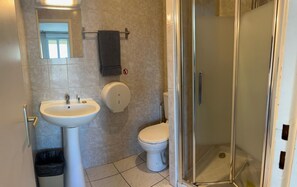 Habitación triple Confort | Baño | Ducha, artículos de higiene personal gratuitos, bidé y toallas