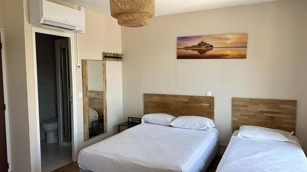 Comfort Triple Room | Premium bedding, desk, laptop workspace, free WiFi - hotel in paris (Aubervilliers)